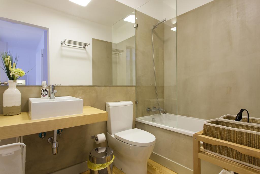 Joivy Cosy 1-Bed Flat With Workspace In Santa Catarina, Moments From Luis De Camoes Sq Lisboa Phòng bức ảnh